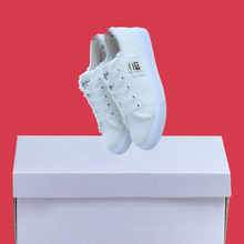 Cargar imagen en el visor de la galería, Zapatillas Unisex de Lona Blanca con Acabado Desgastado y Suela Plana Casual Vintage