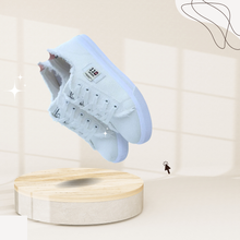 Cargar imagen en el visor de la galería, Zapatillas Unisex de Lona Blanca con Acabado Desgastado y Suela Plana Casual Vintage