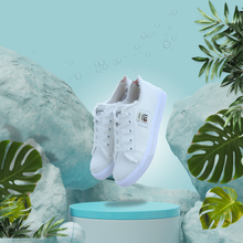 Cargar imagen en el visor de la galería, Zapatillas Unisex de Lona Blanca con Acabado Desgastado y Suela Plana Casual Vintage